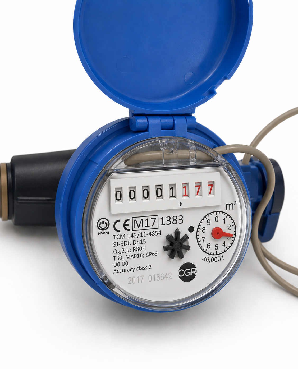 Compteur CGR 5502 entièrement remonté avec le couvercle ouvert et le câble de l'émetteur sortant sur le côté droit