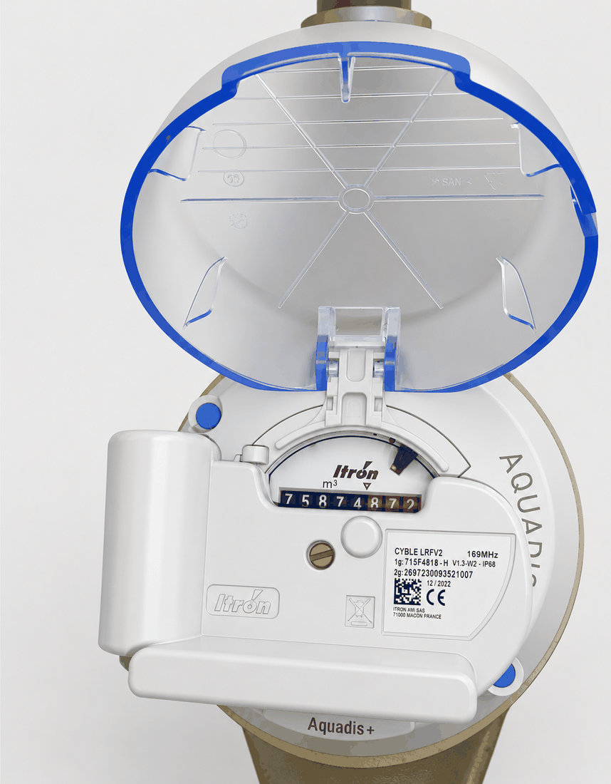 Module de télérelève Cyble LRFV2 en place sur la tête d'un compteur d'eau Itron Aquadis+, capot relevé