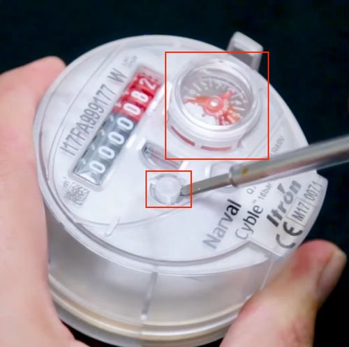 Retrait du bouchon plastique du compteur avec un tournevis