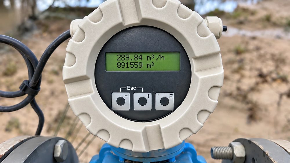 Écran d'un débitmètre Endress+Hauser : le débit instantané en m³/h sur la première ligne, le volume total en m³ sur la seconde.