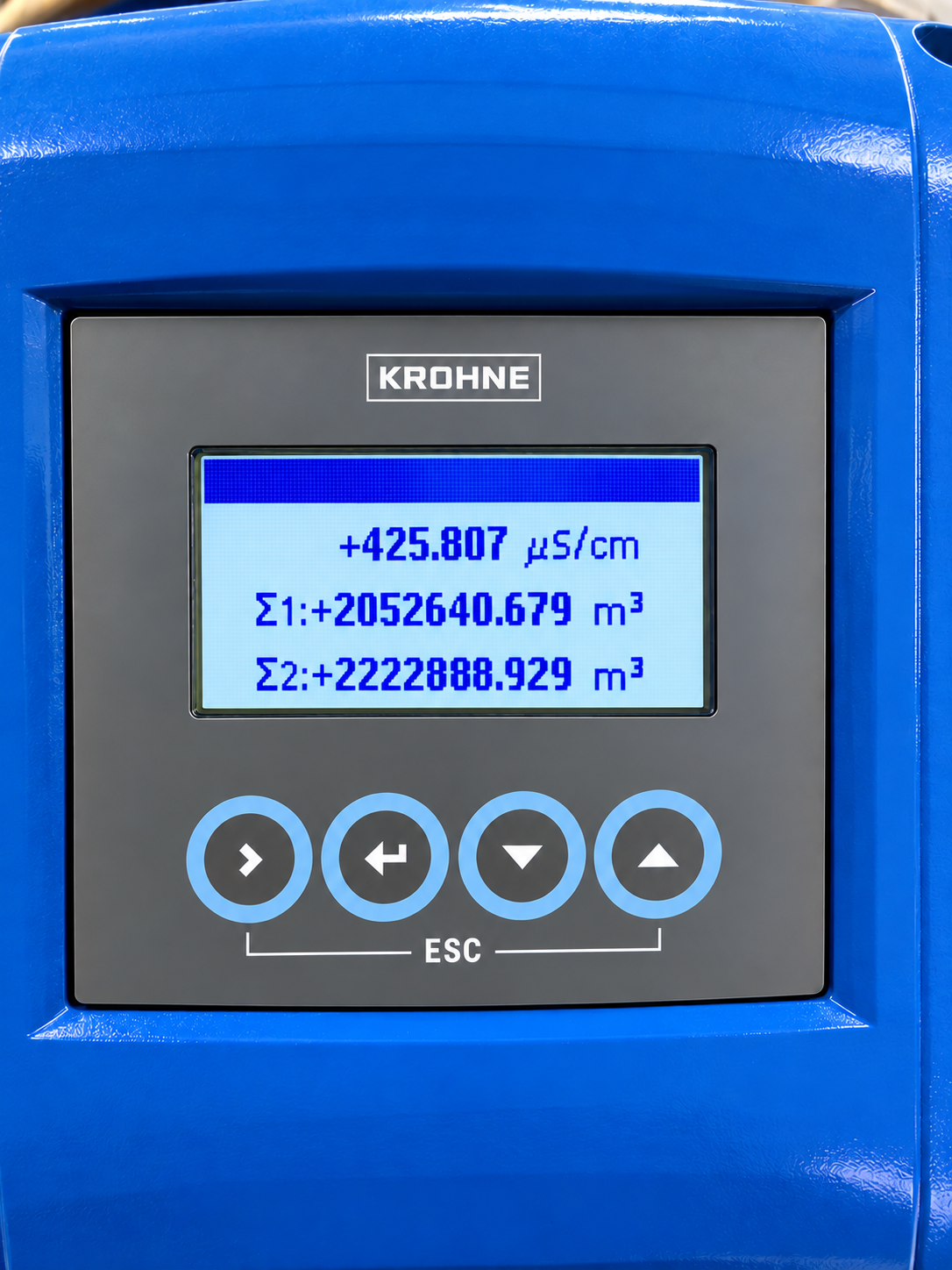 Écran d'un débitmètre Krohne : la conductivité sur la première ligne, puis deux totalisateurs, Σ1 et Σ2, en m³.
