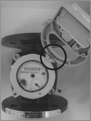 Compteur Maddalena WMAP EVO couvercle relevé, logement de l'émetteur d'impulsion entouré sur la bague du cadran