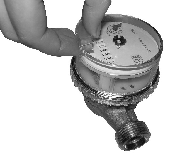 Retrait de l'obturateur prédécoupé sur le capot transparent du compteur Maddalena