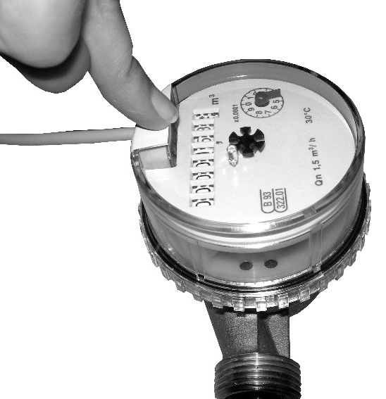 Pression du doigt sur l'émetteur d'impulsion pour l'enfoncer complètement dans le compteur