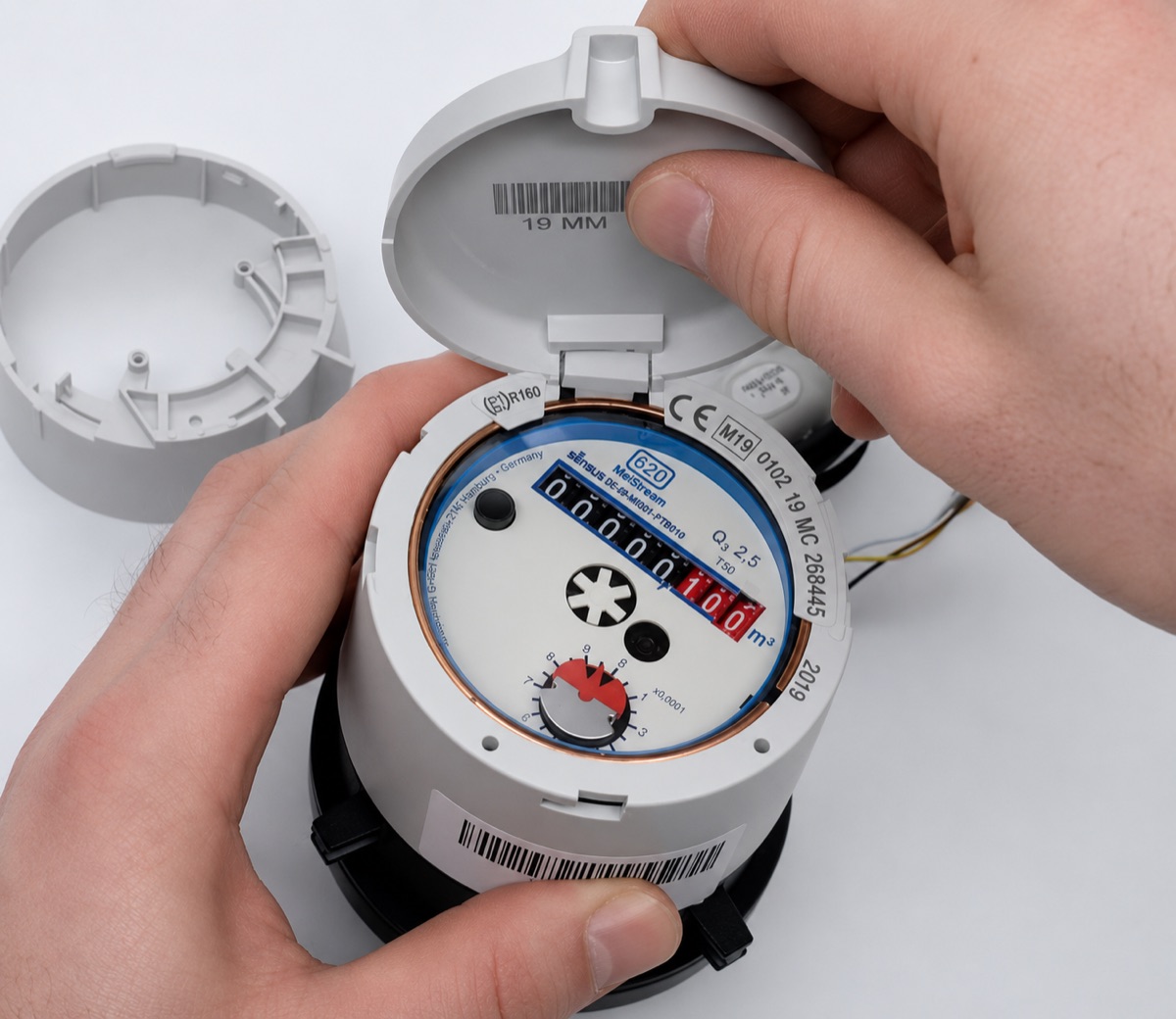 Retrait du couvercle de protection d'un compteur Sensus MeiStream en poussant le côté gauche et en faisant glisser le couvercle vers l'avant