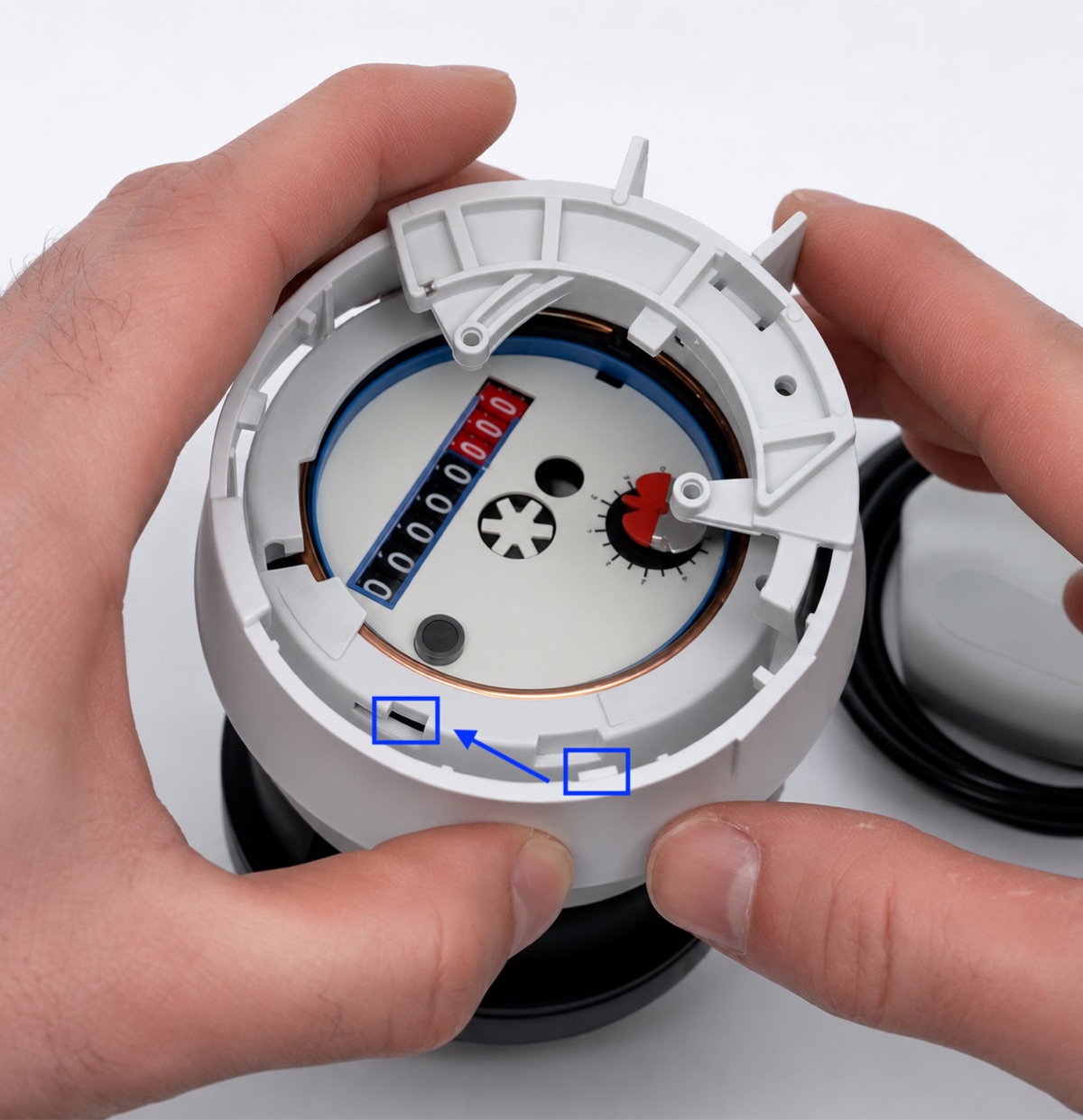 Positionnement de la bague de fixation sur le compteur Sensus, alignée avec les encoches du compteur