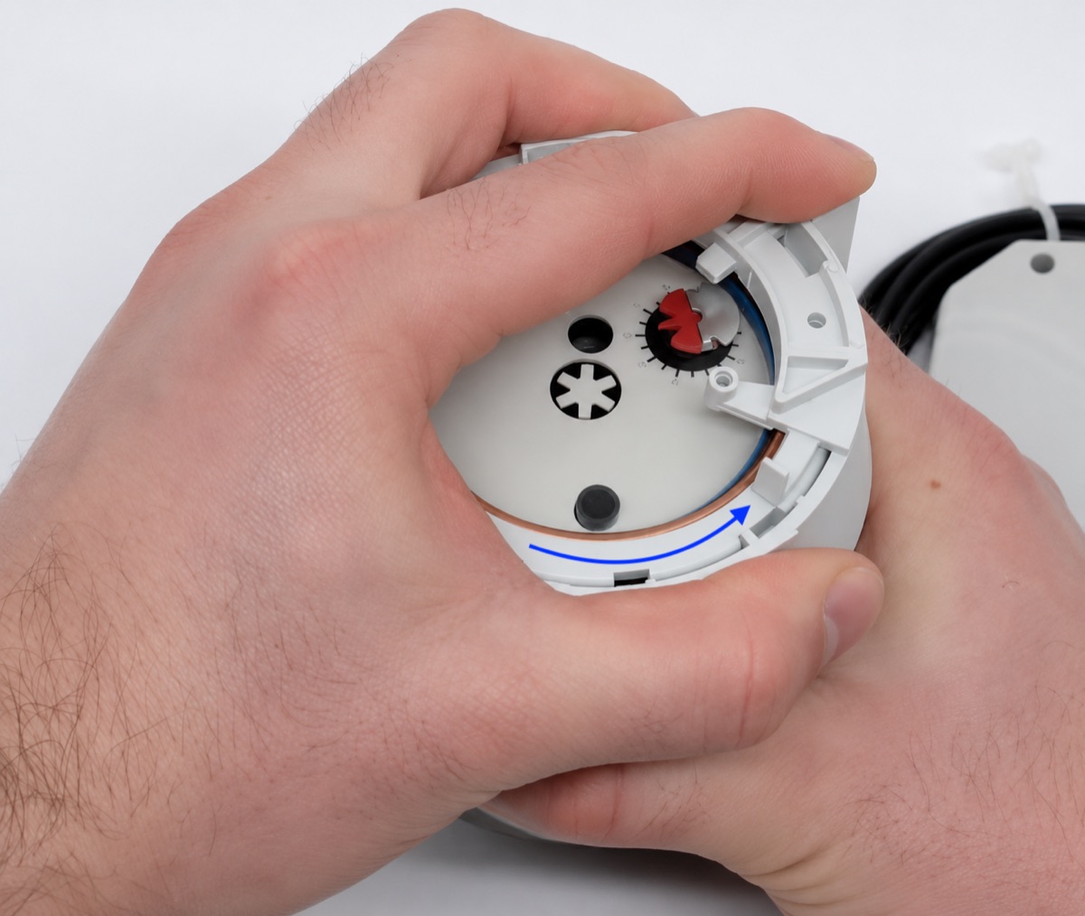 Verrouillage de la bague de fixation par une rotation de 10° dans le sens horaire